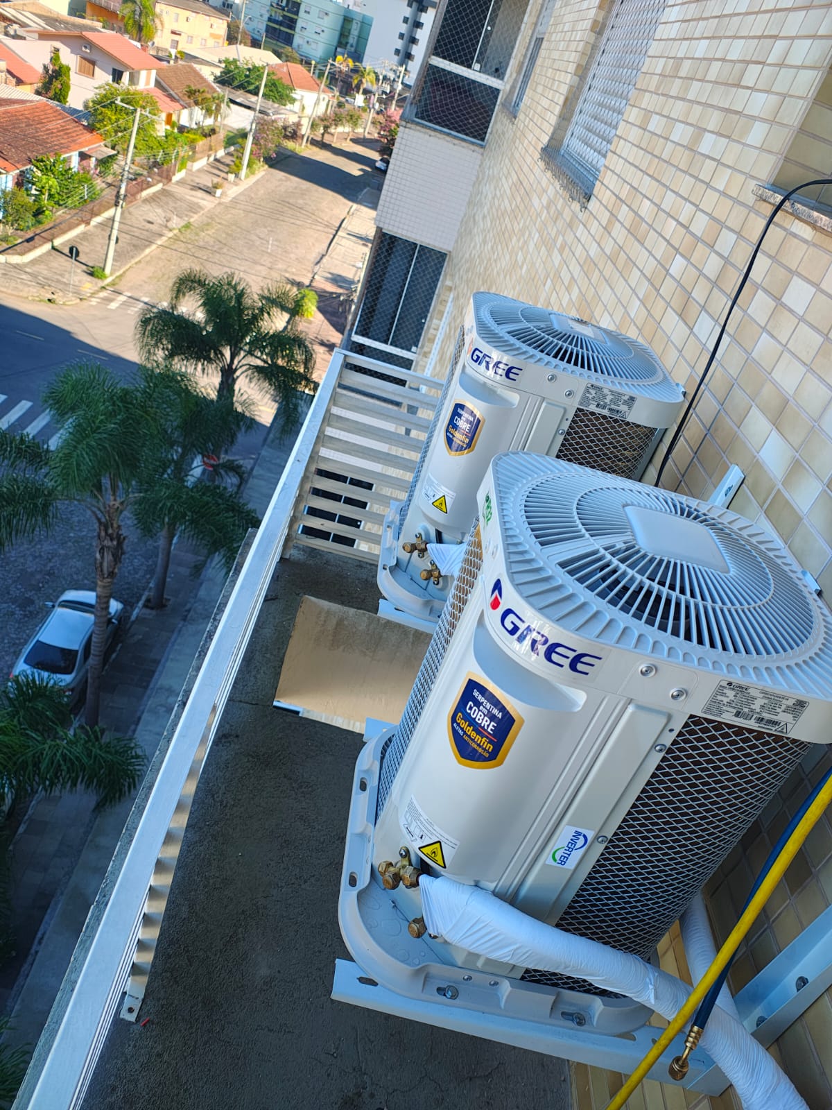 Condensadoras Gree instaladas em fachada de edifício